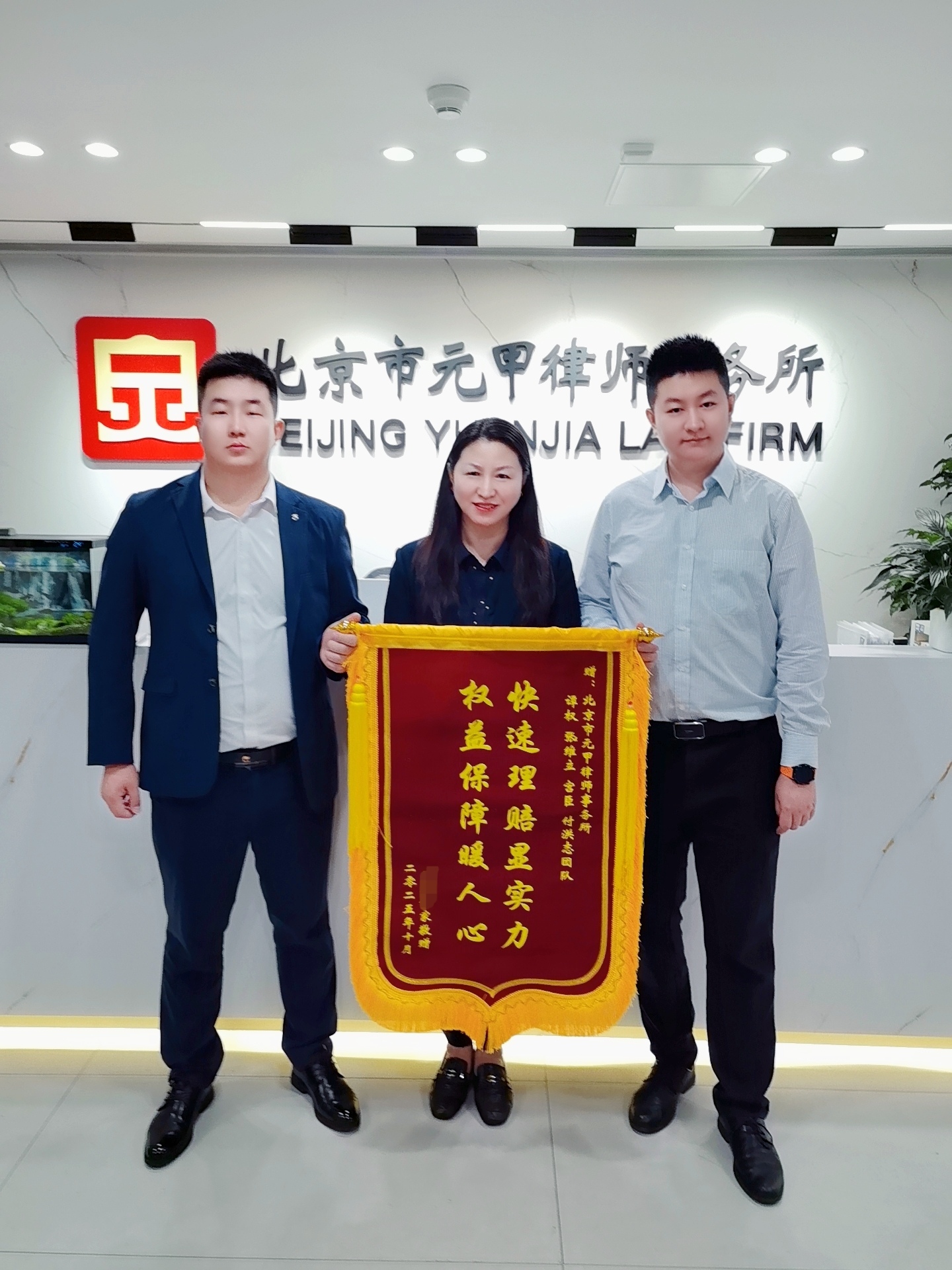 两辆摩托车相撞，元甲为客户争取权益